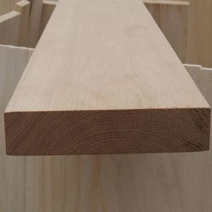 Tauler enganxat a la vora del roure